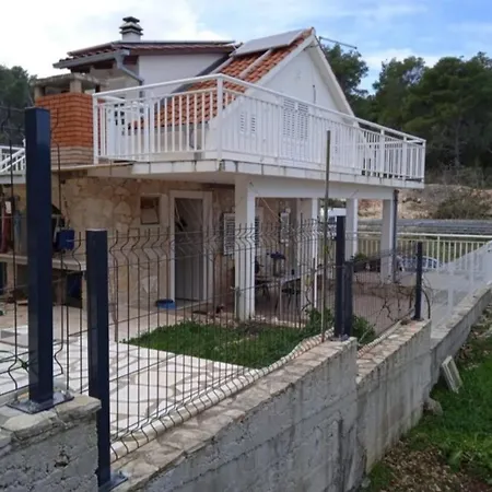 Feriehus Off Grid Robinson House Karmen *