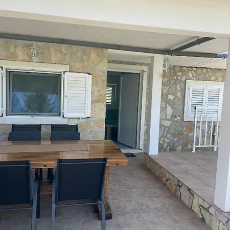 Off Grid Robinson House Karmen * Sutivan