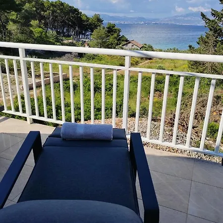 Feriehus Off Grid Robinson House Karmen