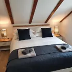 Hébergement de vacances Off Grid Robinson House Karmen