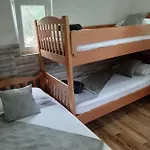 Hébergement de vacances Off Grid Robinson House Karmen Sutivan