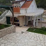 Off Grid Robinson House Karmen