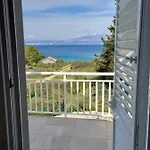 Hébergement de vacances Off Grid Robinson House Karmen