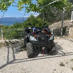 Off Grid Robinson House Karmen