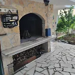 Off Grid Robinson House Karmen Sutivan