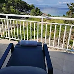 Hébergement de vacances Off Grid Robinson House Karmen
