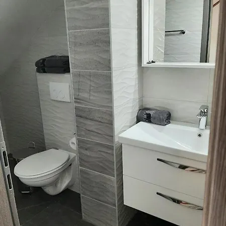 בית נופש Off Grid Robinson House Karmen
