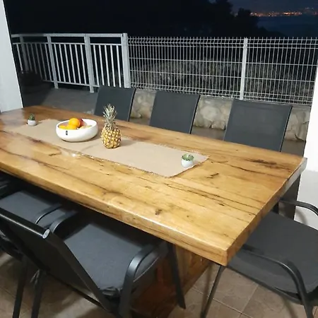 בית נופש Off Grid Robinson House Karmen *