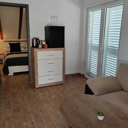 Off Grid Robinson House Karmen בית נופש