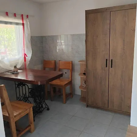 בית נופש Off Grid Robinson House Karmen *
