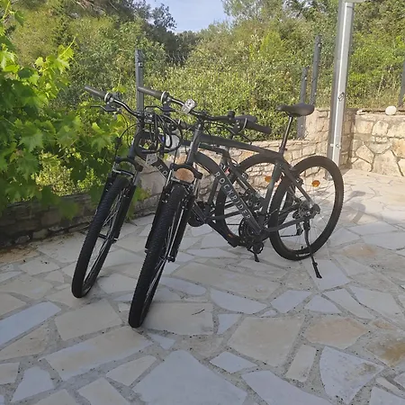 Off Grid Robinson House Karmen סוטיבאן
