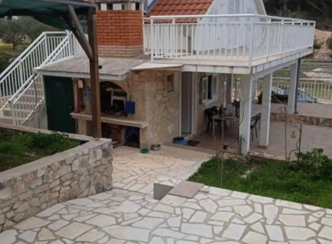 Off Grid Robinson House Karmen
