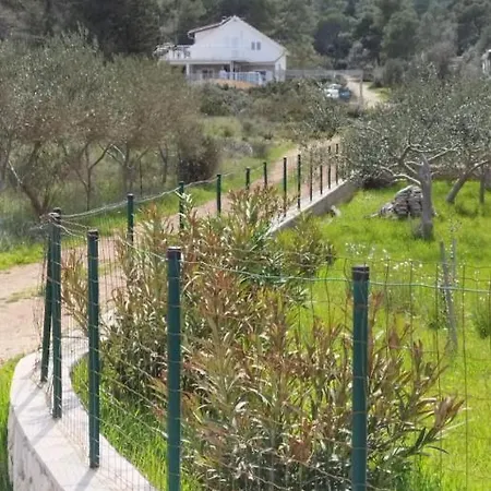 Off Grid Robinson House Karmen