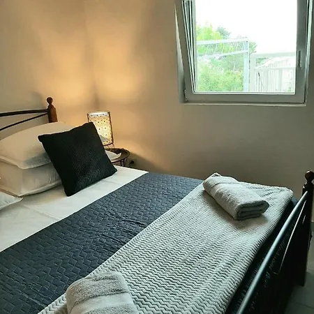 Off Grid Robinson House Karmen 펜션 *