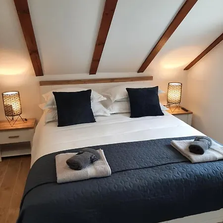 펜션 Off Grid Robinson House Karmen