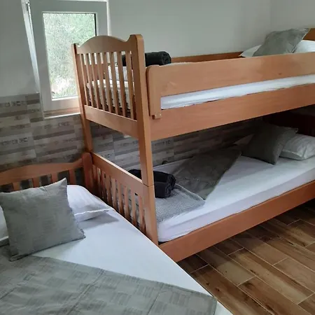 펜션 Off Grid Robinson House Karmen 수티반