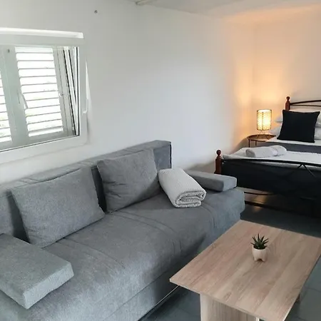 Off Grid Robinson House Karmen 펜션 수티반