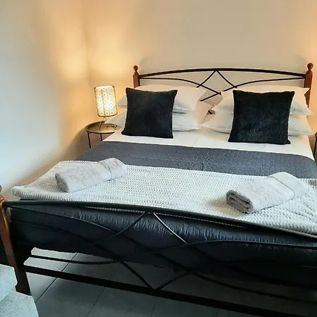 Ferienhaus Off Grid Robinson House Karmen Sutivan
