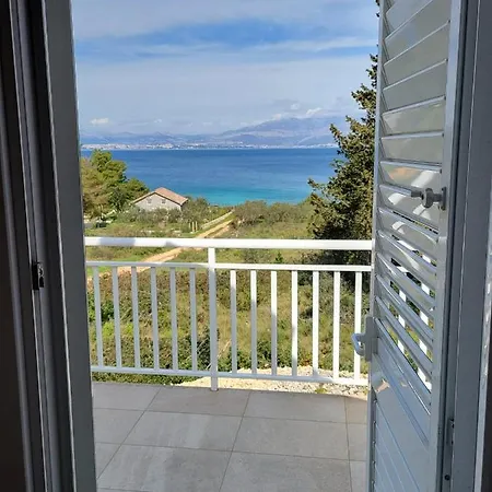 펜션 Off Grid Robinson House Karmen