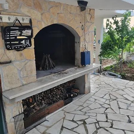 Off Grid Robinson House Karmen 수티반