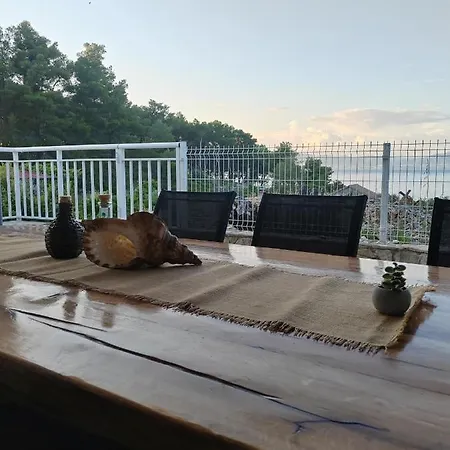 Off Grid Robinson House Karmen 수티반