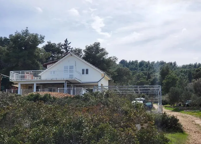 Off Grid Robinson House Karmen Hébergement de vacances Sutivan
