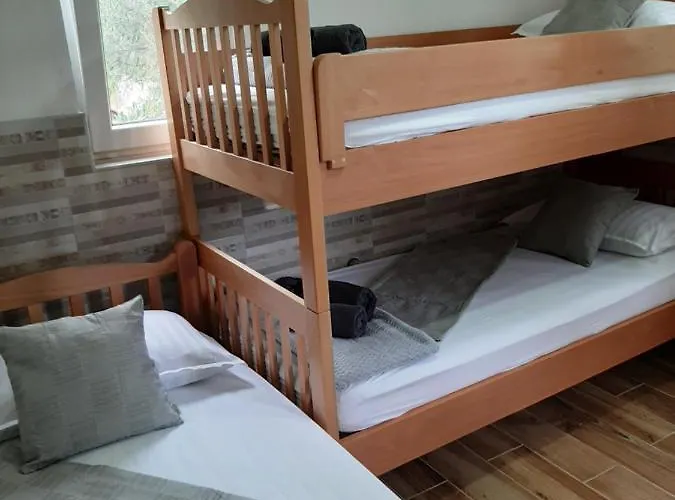 Hébergement de vacances Off Grid Robinson House Karmen Sutivan