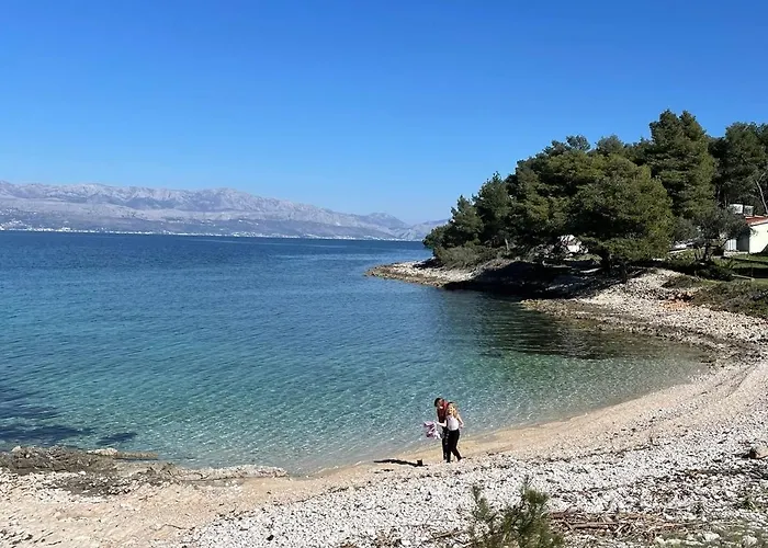 Off Grid Robinson House Karmen * Sutivan