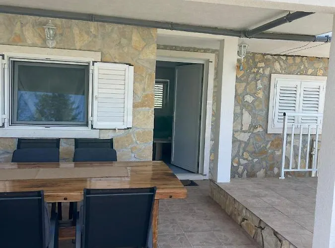 Off Grid Robinson House Karmen * Sutivan