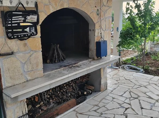 Off Grid Robinson House Karmen Sutivan