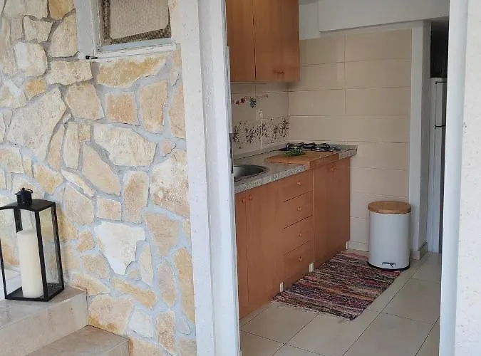 Off Grid Robinson House Karmen Sutivan